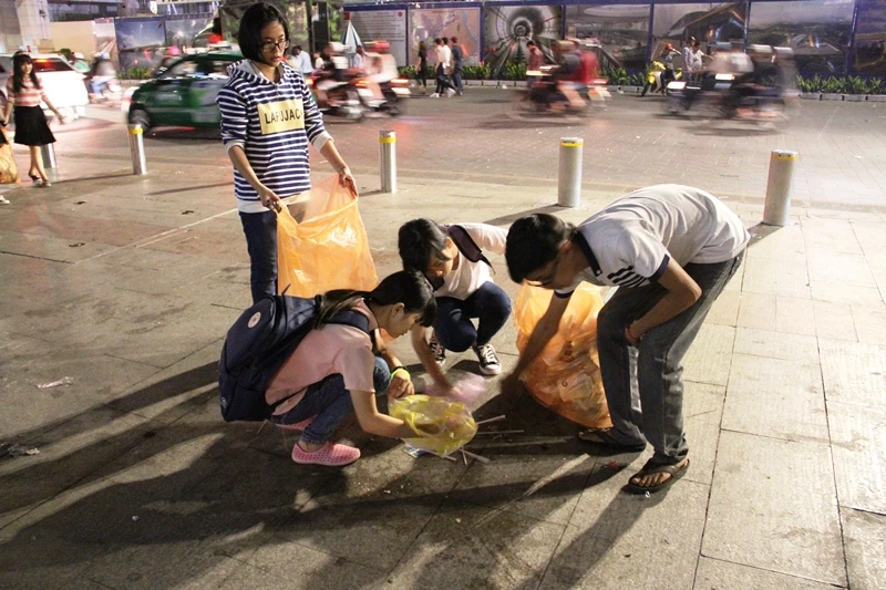 Những bạn trẻ nhặt rác sau giao thừa ở trung tâm Sài Gòn ảnh 15